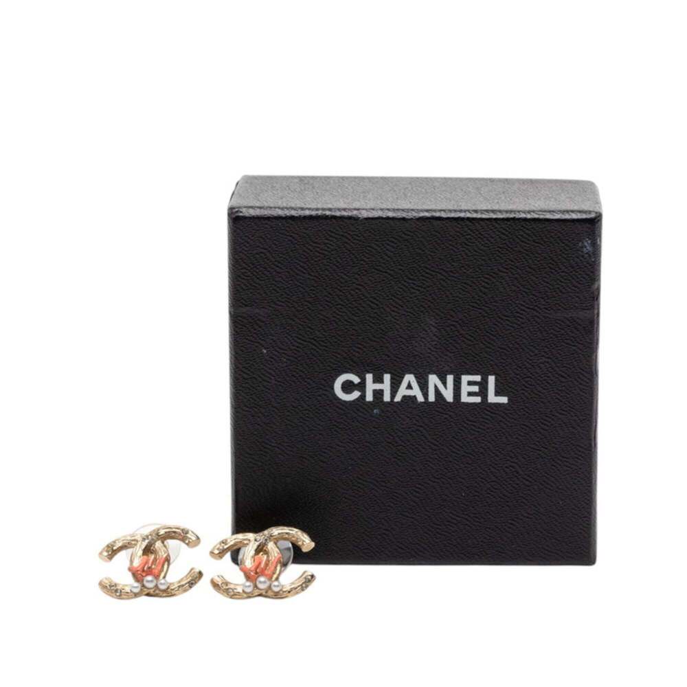 CHANEL Gold Pearl Logo Earrings - Picture 4 of 4